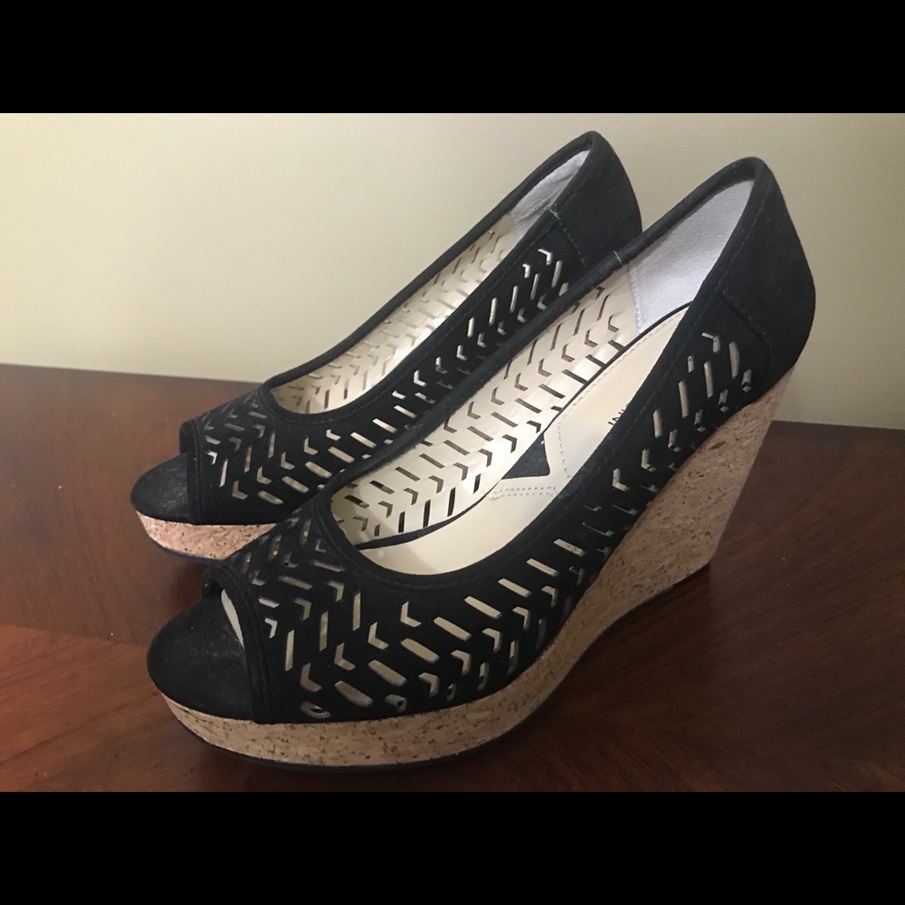 ADRIENNE VITTADINI CAPILENA VELVET WEDGE HEELS